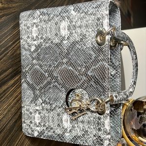 I’m selling handbags